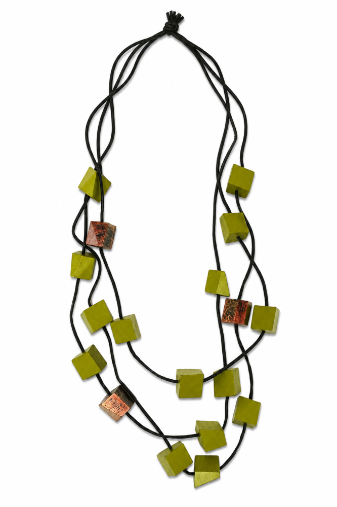 Naszyjnik drewniany wielowarstwowy – geometryczne korale w kolorze oliwki_B002.png
