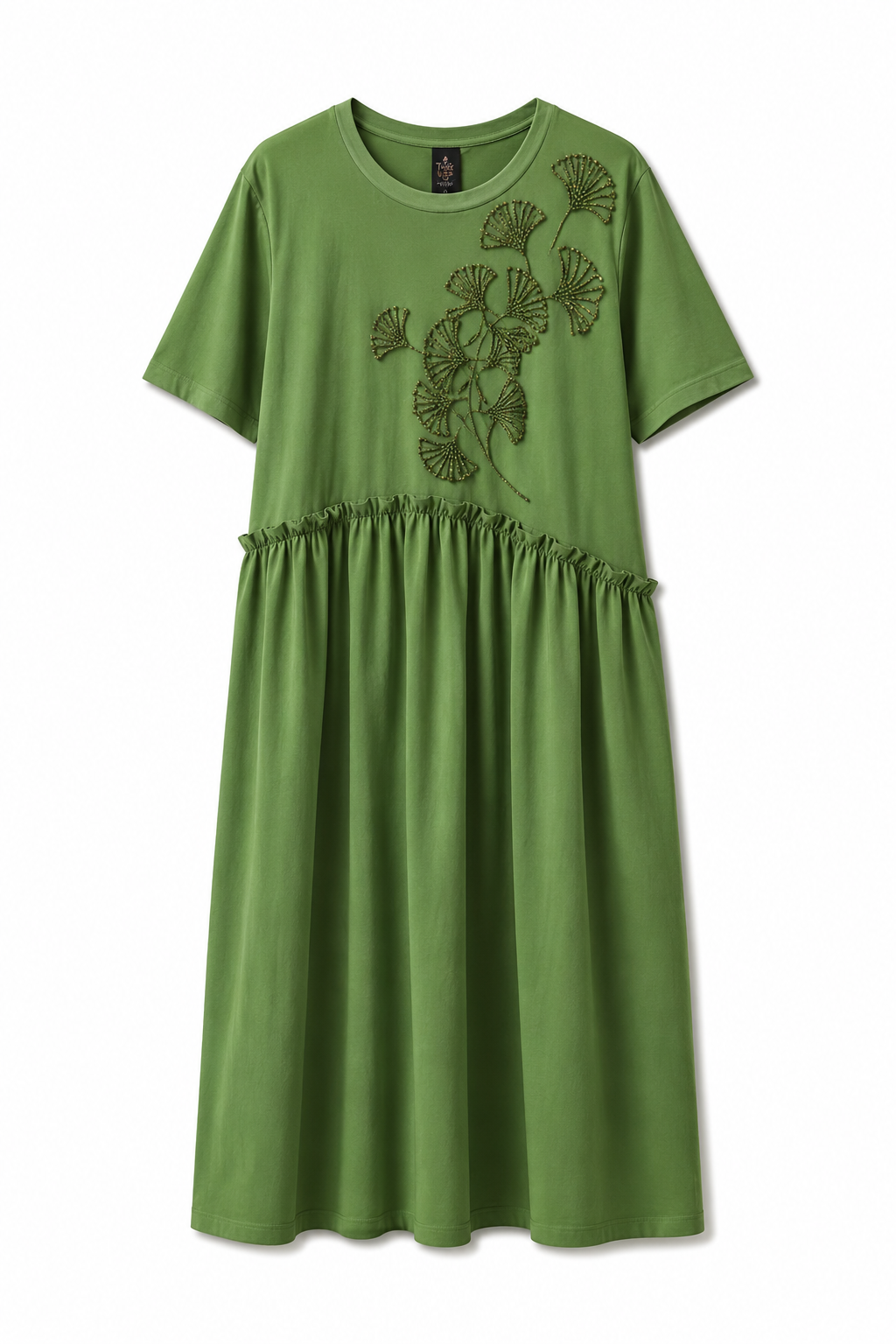 Sukienka bawełniana z ozdobnym motywem liści i falbaną w kolorze oliwki_SU003.png