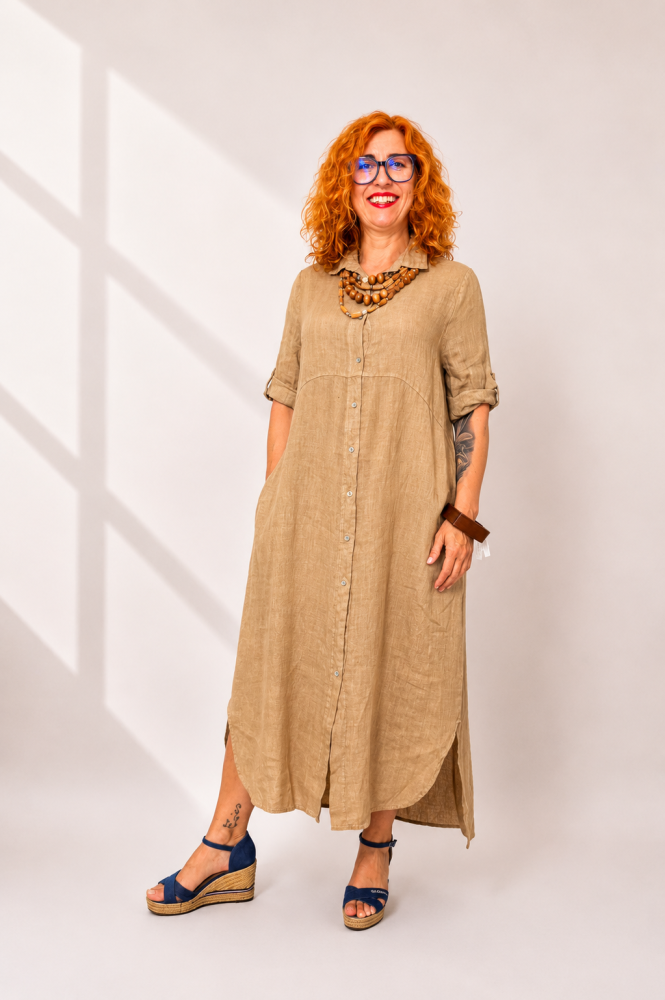 Lniana sukienka koszulowa maxi w kolorze camel _SU016.png
