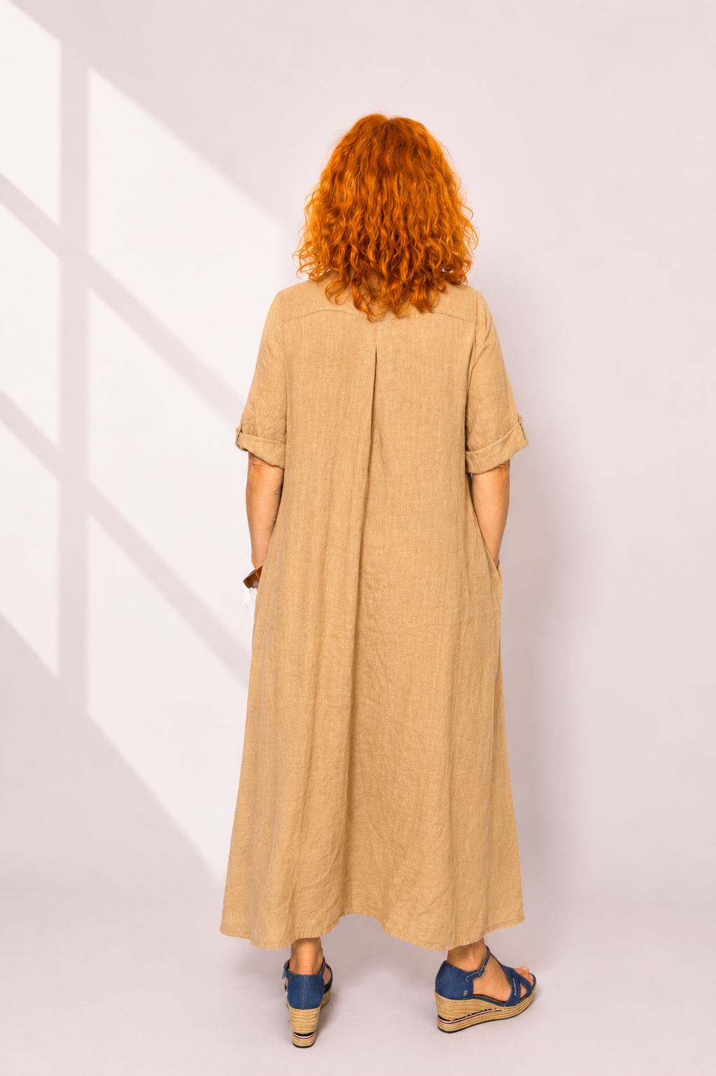 Lniana sukienka koszulowa maxi w kolorze camel _SU016A.png