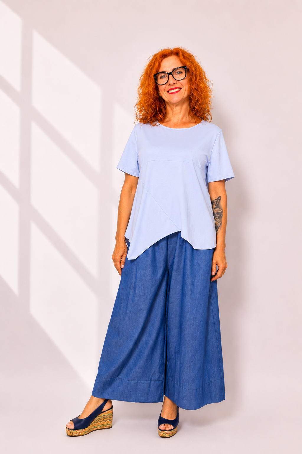 Błękitny t-shirt bawełniany z asymetrycznym dołem_SP10A.png