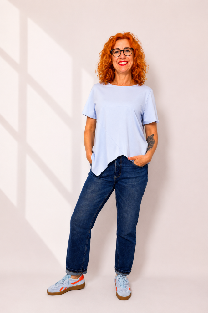 Błękitny t-shirt bawełniany z asymetrycznym dołem_TS001.png