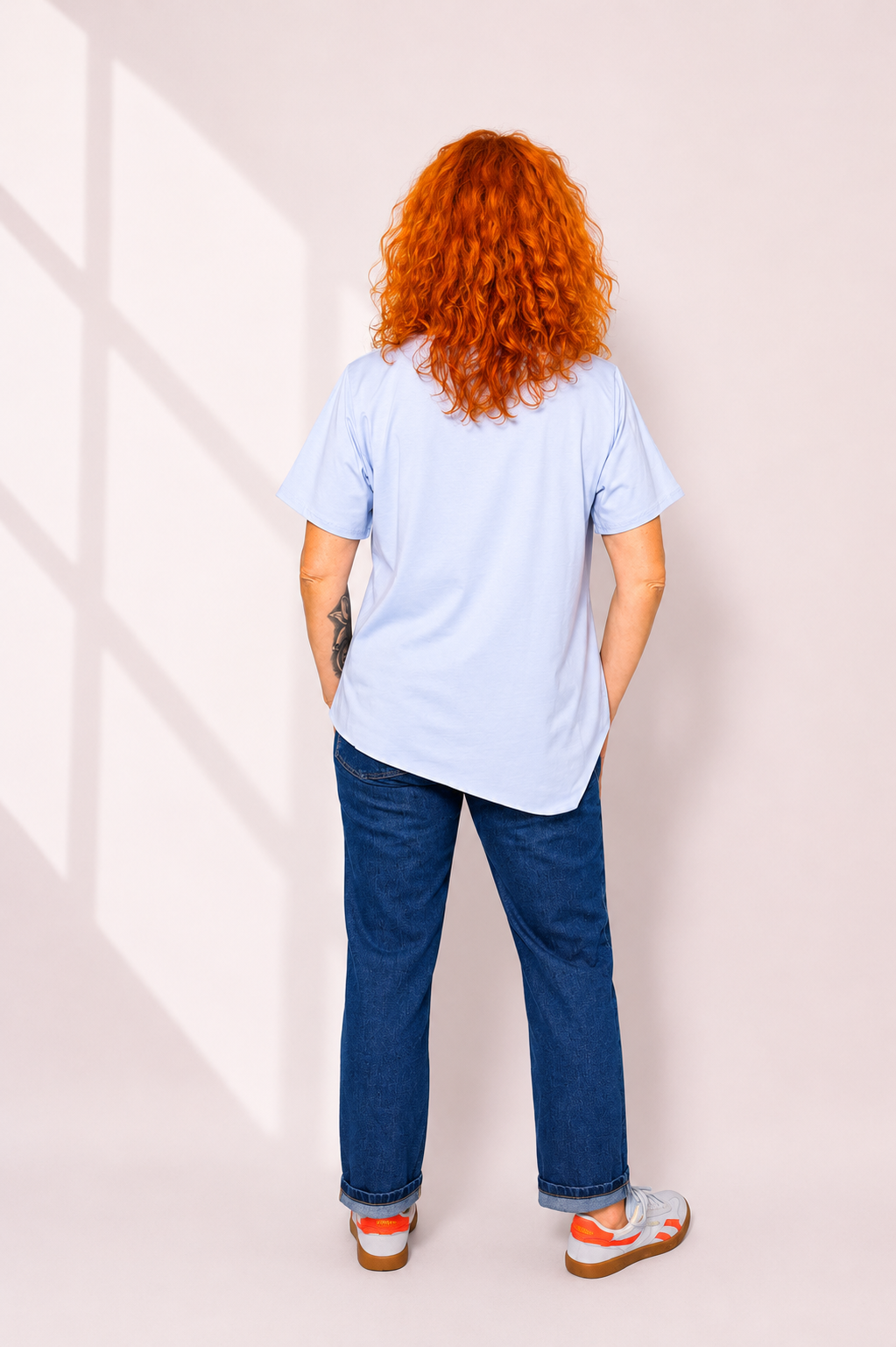 Błękitny t-shirt bawełniany z asymetrycznym dołem_TS001A.png