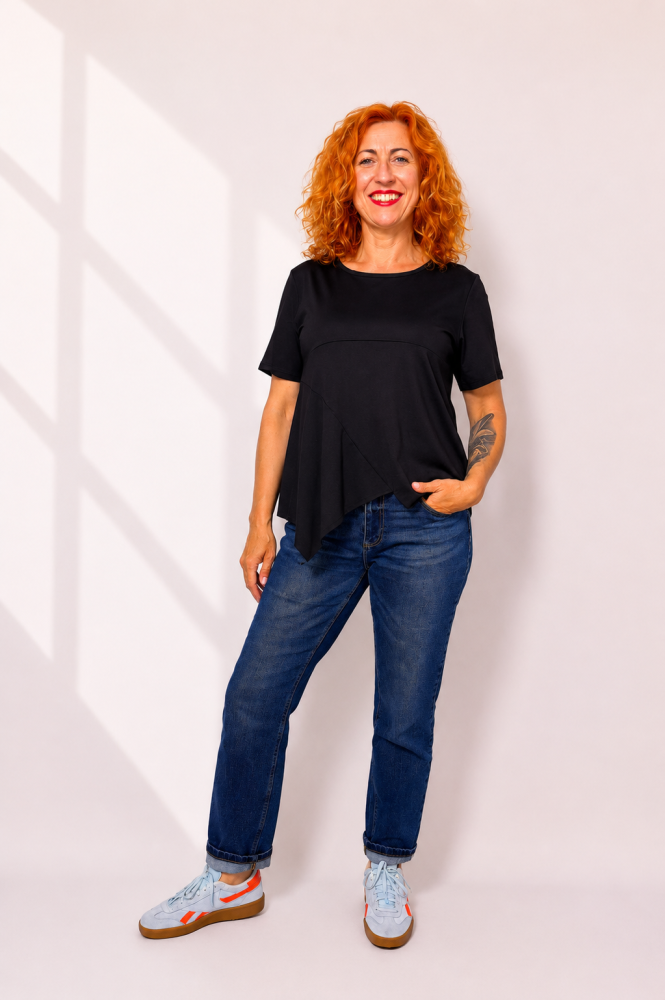 Czarny t-shirt bawełniany z asymetrycznym dołem_TS002.png