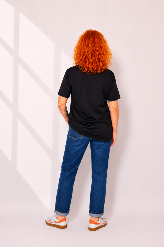 Czarny t-shirt bawełniany z asymetrycznym dołem_TS002A.png
