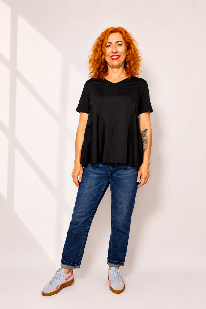 Czarny t-shirt damski z dekoltem V_TS003.png