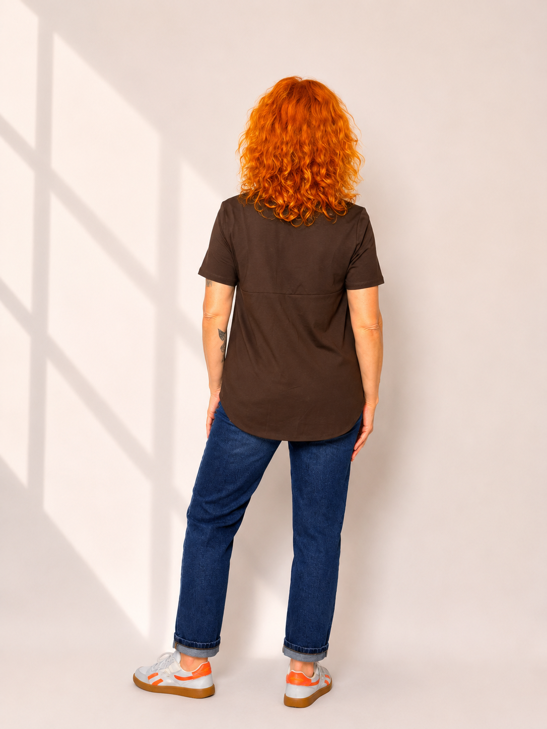 Brązowy t-shirt damski z dekoltem V_TS004A.png