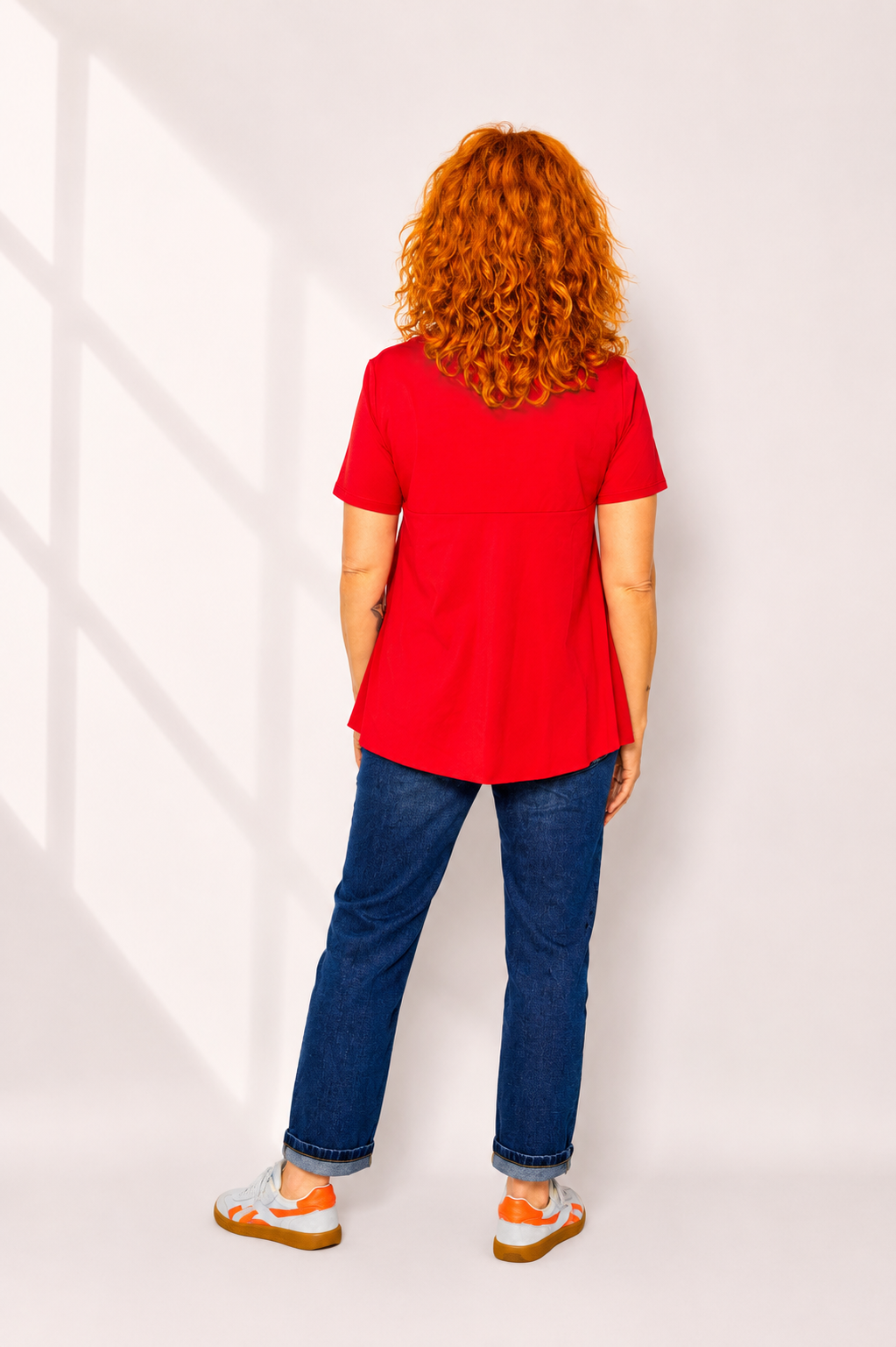 Czerwony t-shirt damski z dekoltem V_TS005A.png
