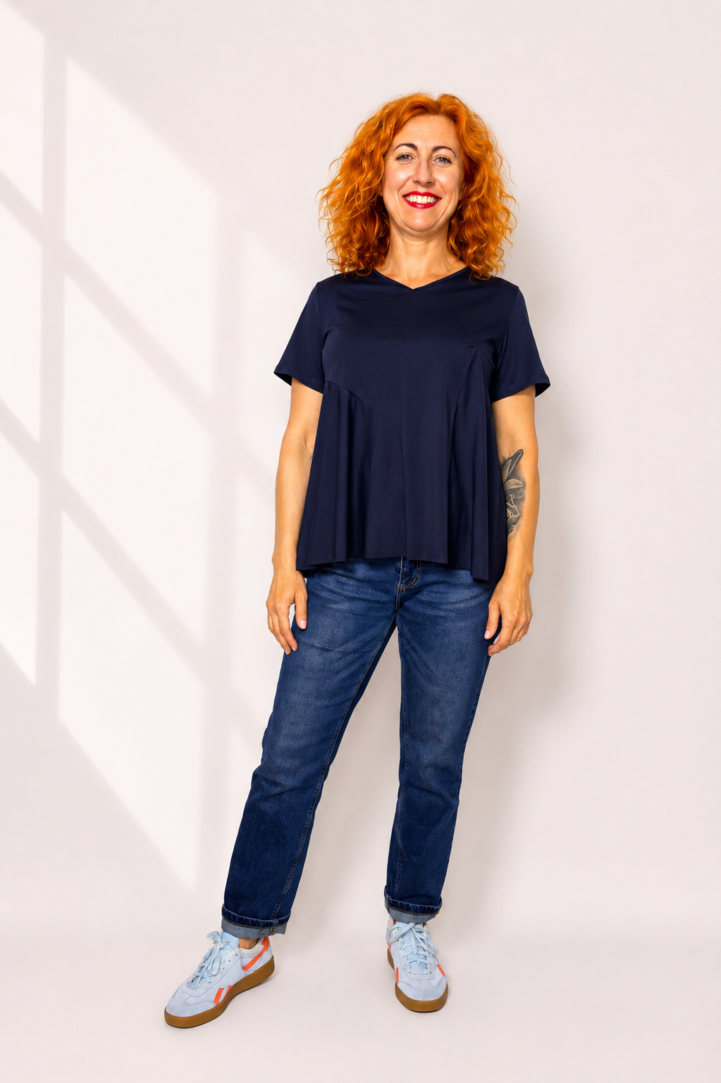 Granatowy t-shirt damski z dekoltem V_TS006.png