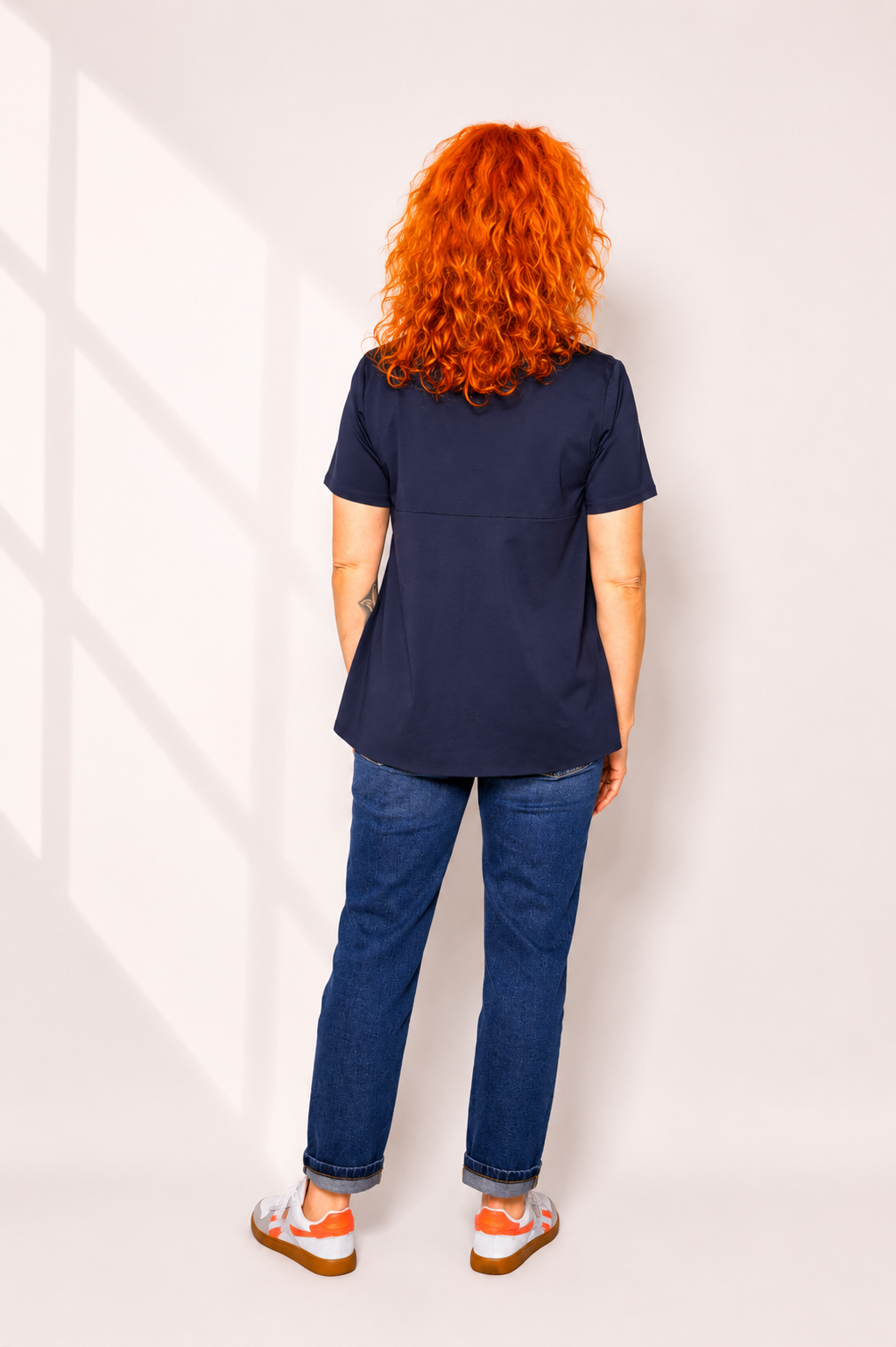Granatowy t-shirt damski z dekoltem V_TS006A.png