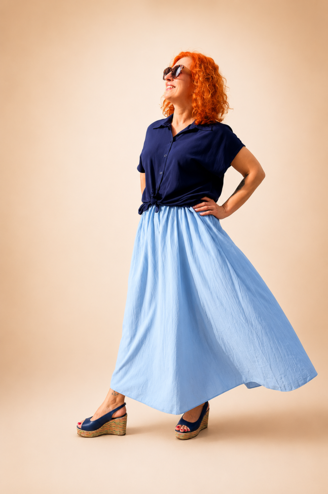 Bawełniana niebieska spódnica maxi – lekkość i komfort na co dzień4.png