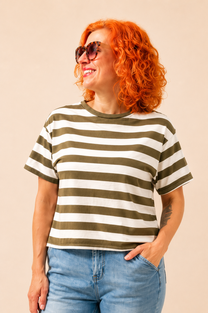 T-shirt damski w oliwkowe paski – modny pudełkowy krój i wygoda na co dzień