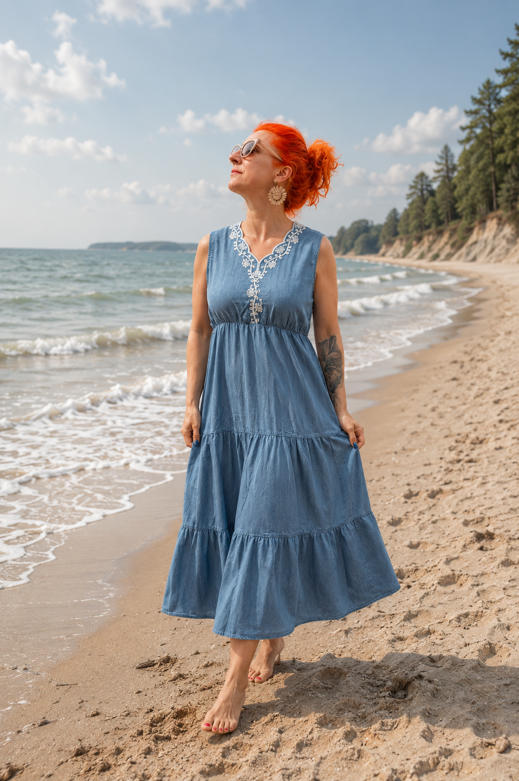 Sukienka z tencelu z haftowanym dekoltem błękitna– 100% Tencel