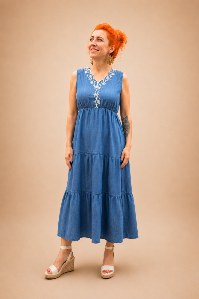 Sukienka  z haftowanym dekoltem niebieska– 100% Tencel