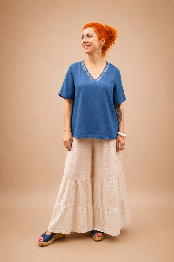 Bluzka z haftowanym dekoltem niebieska – 100% Tencel