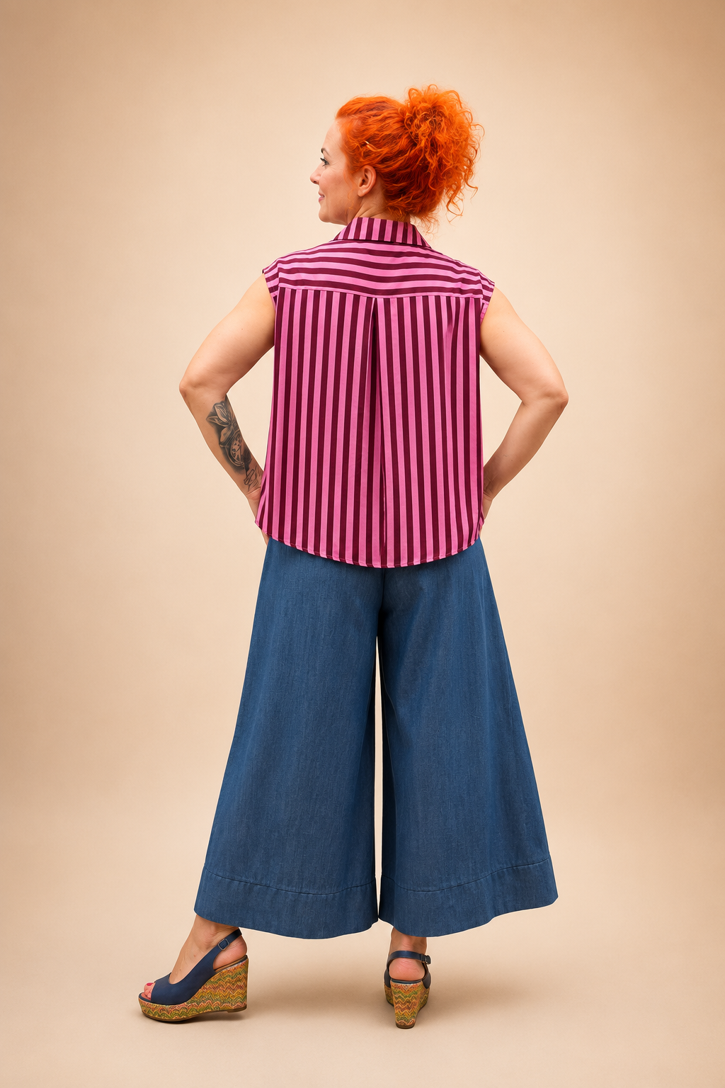 Bluzka oversize z ozdobnym zapięciem róż – 100% wiskoza