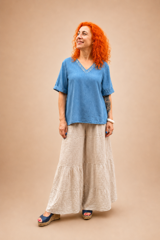 Bluzka z haftowanym dekoltem błękitna– 100% Tencel