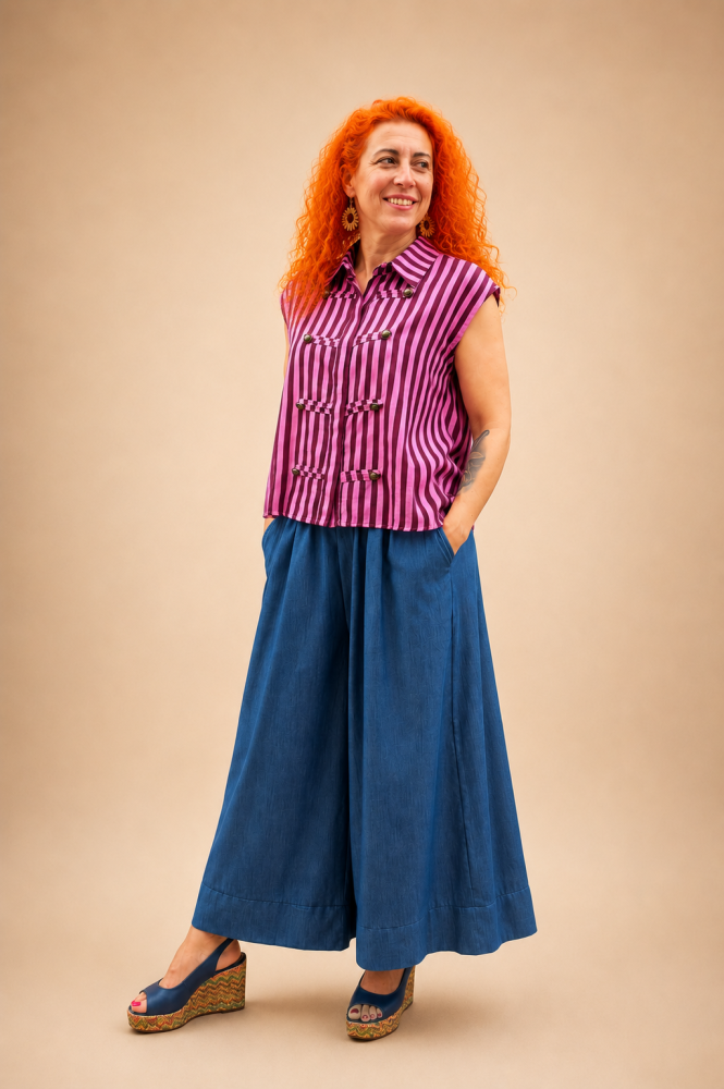 Bluzka oversize z ozdobnym zapięciem róż – 100% wiskoza
