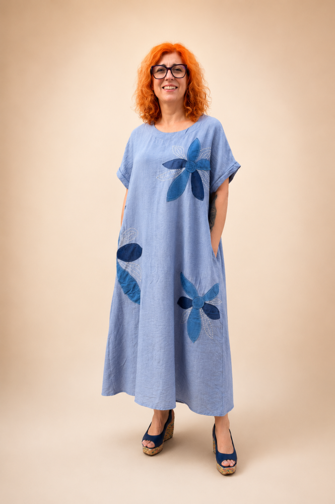 Niebieska sukienka oversize z niebieskim motywem kwiatowym